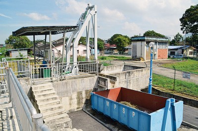 除了提升排水系统,“垃圾捕手器”的建设有助于分隔及清理河流的垃圾。
