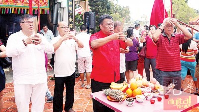 王首相带领张誉发(左1)等人进行拜祭。