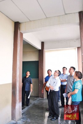文明屋顶漏水,左起马再隆、陈助顺、刘子健、黄春成、许钪凯、王玉丽。
