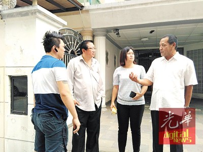 新山市政局建筑组主任依布拉欣(右)也到场了解情况,但对事件不予置评。右2为陈珊珊。