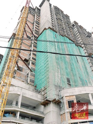 对于建筑物上层未加盖安全护网,负责人表示这没有违规。