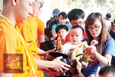 同名女携带孩子与供僧会经常,受孩子以布施品放入戒子的钵中。