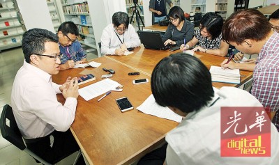 配合行动党50周年党庆暨党代表大会,刘镇东(左)接受中文媒体联访。