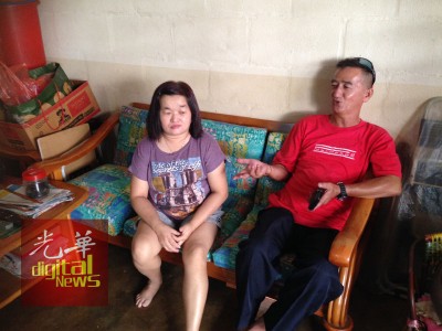 峇眼花园睦邻中心主席卓融隆慰问刘慧英(右)。