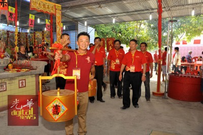 陈炳安带领汲取龙泉水,为谢神仪式来开帷幕。