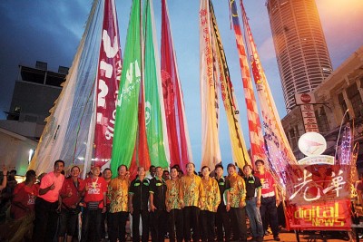 罗兴强在方万春等陪同下率领游行队伍开步走。