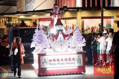 四条路大旗鼓队带来圣诞老人助兴。