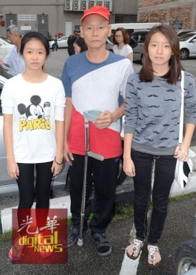 杨玉堂日前再入院接受化疗,2名女儿杨惠婷及杨惠雯(左)陪同打气。
