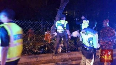 警方事发后封锁现场,并与消拯员察看车祸情况。