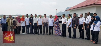 许福光(左10)与众官员巡视新建垃圾场时合影。