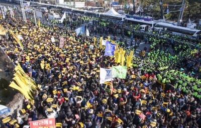 大批民众周五在国会外集会，声讨朴槿惠下台。（法新社照片）