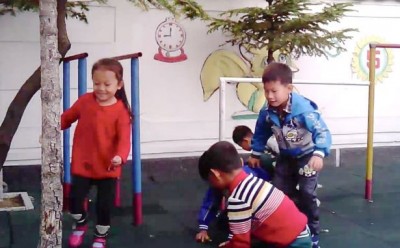 不要为奴役的幼在学玩耍。