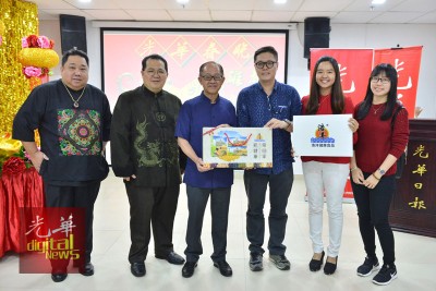 浩洋健康食品有限公司业务促进经理赵国佑(右3)移交赞助金予本报总经理准拿督万博manbetx客户端登录(左3),左1与2个别是本报副总编辑张易雄与签字理总经理林星作。
