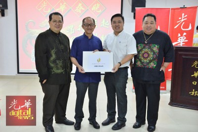 彭加兰哥于州议员刘敬亿(右2)移交赞助金予本报总经理准拿督万博manbetx客户端登录(左2),左为署理总经理林星作以及可总编辑张易雄。