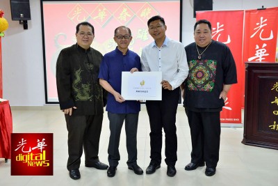 光大州议员郑来兴(右2)移交赞助金予本报总经理准拿督万博manbetx客户端登录(左2),左为署理总经理林星作以及可总编辑张易雄。