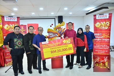 Tesco Stores(Malaysia)有限公司北马区董事游永燊(右3),移交赞助金予本报总经理准拿督万博manbetx客户端登录(左3),左1与2个别是本报副总编辑张易雄与签字理总经理林星作。