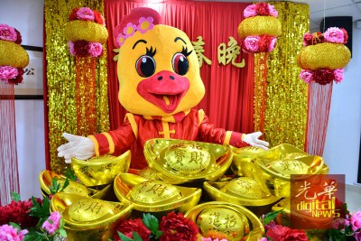 金鸡驾到!金鸡带来金元宝,如金光闪闪带财给读者!