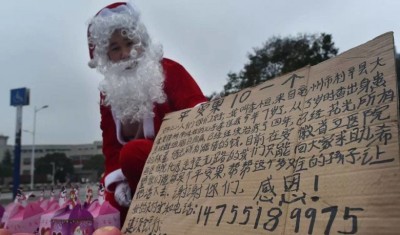 李恒冒寒风在街口扮圣诞老人,卖“安全果”为患血癌的男张罗医药费。
