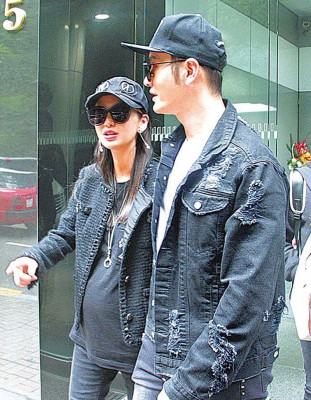 黄晓明和Baby老两口。