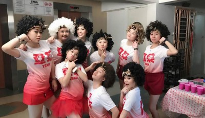 歌台艺人包括皓皓(前排中)、宝贝姐妹小宝(前排右)、大宝(后排左三)、刘丽芝(左一)、朱慧真(前排左)等戴假发扮“露露”,组成“查某team”当凯晴的姐妹团。