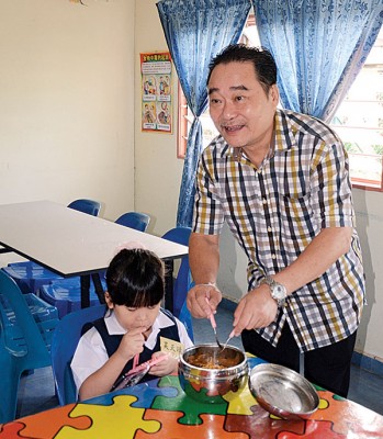 学生人数少学校不是问题,吴国兴将女儿送入就读。