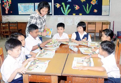 吉北甲板南民小学胡素馨老师开始教导8名新生,其中只有3名是华裔学生。