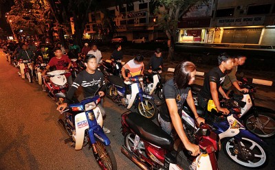 409人推着摩托车步行约5公里,前往怡保警区交通调查和执法组协助调查。