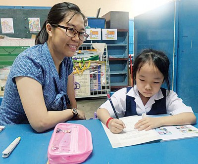 吉北海乾耕余小学的刘思仪老师教导唯一新生苏珂瑄。