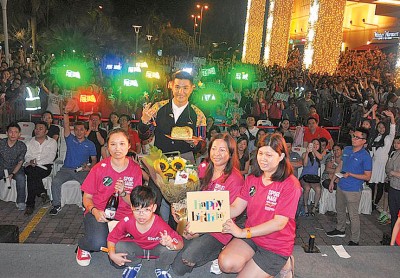 陈展鹏即将于1月14日生日,其粉丝们也贴心为他提前庆生,更亲手制作一个榴梿蛋糕,让他惊喜不已。
