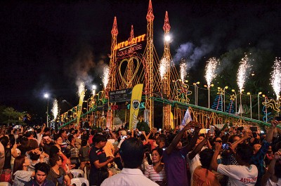 午夜12时情人桥上烟火开始绽放,逾万民众一起迎接2017年。