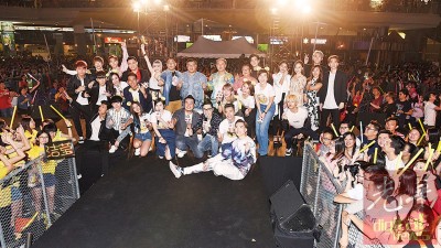 MY FM DJ及演出艺人与民众一同合照。