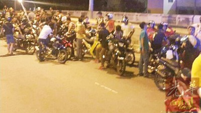 警方在西南县3路段设路障截查飙车族。