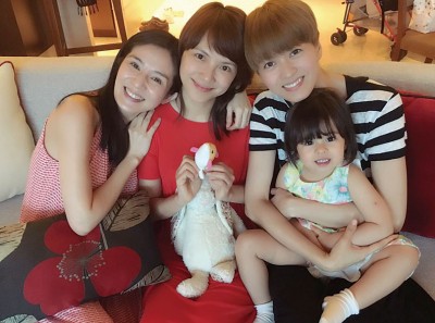 杨采妮(左起)日前与李心洁、梁咏琪及梁咏琪女儿Sofia共度跨年夜,刻意以抱枕遮肚飘孕味。
