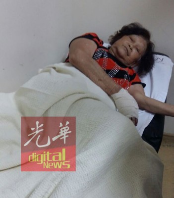 与丈夫共骑一辆摩托车的陈清燕,车祸后受伤入院。