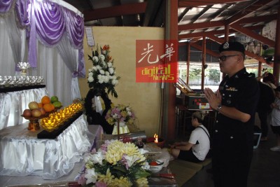 哥打士打县交警组主任蔡尚林副警监前往殡仪馆吊唁慰问。