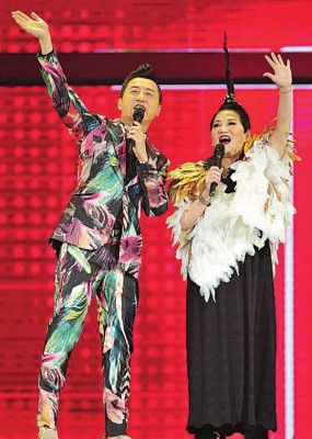 哈林在台上自嘲老来得子。右为张小燕。