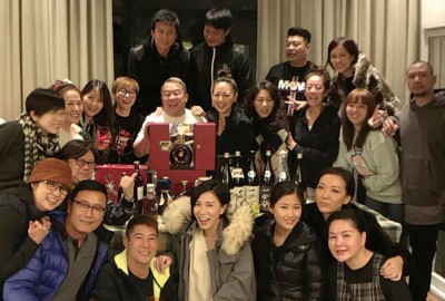 曾志伟(中排左五)庆祝买马中922万令吉,在自家开趴庆祝。