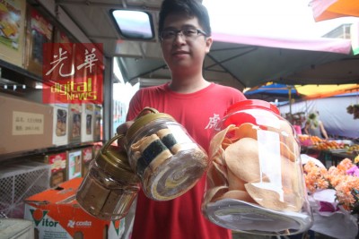 许明泉展示全新的辣木饼(右边)。