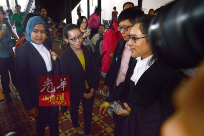两名答辩人雷淑真与赖斯炜(左2及3),向代表律师了解案件详情。
