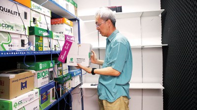 在这特制隔音房内的每一个箱子里,都放置了预先录制的意念信息音频,透过音质不失真的扬声器,对着客户照片24小时不断播放以达到治疗效果。