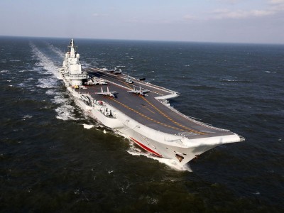 中国“辽宁号”航母编队进入台湾西南防空识别区,台军派员全程监视。