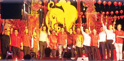 叶立远(左3)及叶进煜(左7)率领,(左起)张易雄、林星发、黄慧仪、Paul Ritchie、丘德权、方万春、罗兴强、王浩源、李兴前、白建文、王骐及王平松主持拉彩炮开幕仪式。