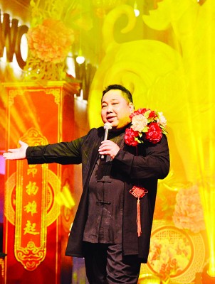 张易雄化身为主持人,而主持方式幽默有趣。