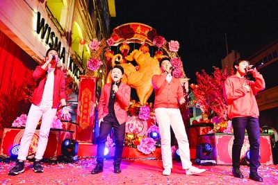 本报歌王们不忘一同合唱《今年会更好》,左起有陈泳錥、李升忠、张驻森及刘汉杰。
