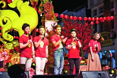 Astro第20届5强新秀亮相春晚,为观众一口气带来10首歌曲。左起为陈建宏、周奕斌、尹景顺、余筱慧及黄雯俐。