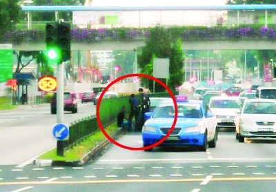 29岁的男司机,被警员拉到路旁坐下,以涉嫌醉酒驾驶遭逮捕。