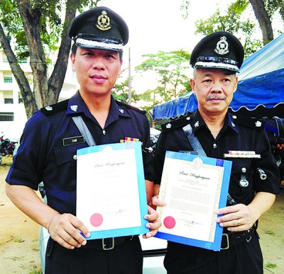 陈荣维(左)和黎文才从助理警监升至警监。