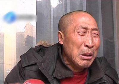 紫涵祖父指孙女常为他洗脚捶背。