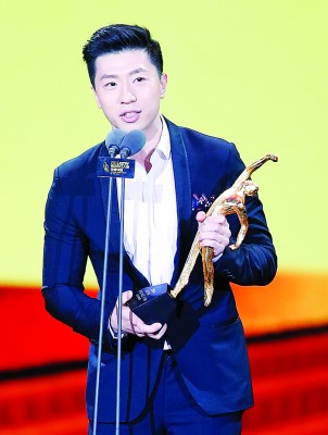 马龙抱年度最佳男选手奖。