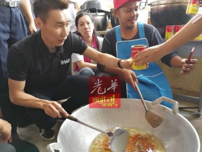 李宗伟亲自为灾民下厨。